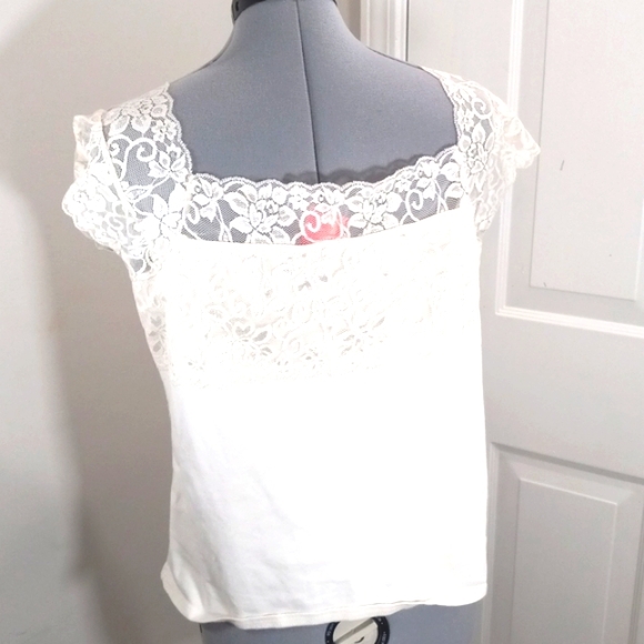 Woman's Size Large/Med Irovy Lace Top with Cap sleeves. - Picture 4 of 8